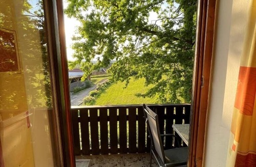 Seebarn Appartement | Helle Ferienwohnung für bis zu Vier Personen mit Balkon