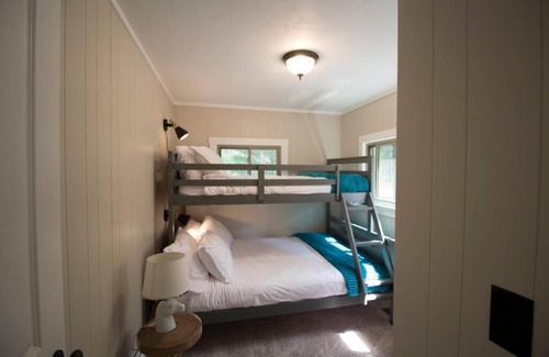 Irons Maison | Hello Sunshine Cabin - Retreat in the forest