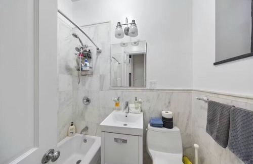 Hell's Kitchen Appartement | Hell’s Kitchen 2-bedroom moments from Time Square, Broadway, Restaurant Row