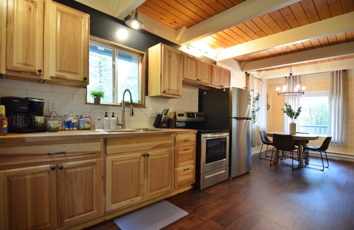 Paradise Estates Maison | Hemlock Haven | HotTub/Short Drive to Park/Wifi/EV