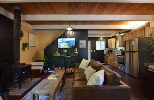 Paradise Estates Maison | Hemlock Haven | HotTub/Short Drive to Park/Wifi/EV