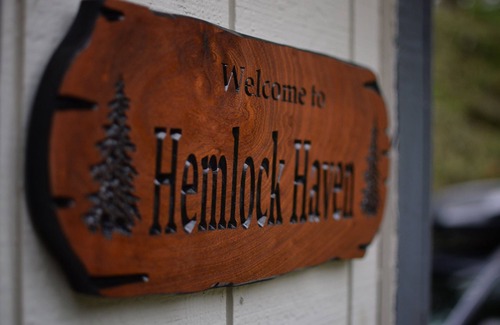 Paradise Estates Maison | Hemlock Haven | HotTub/Short Drive to Park/Wifi/EV