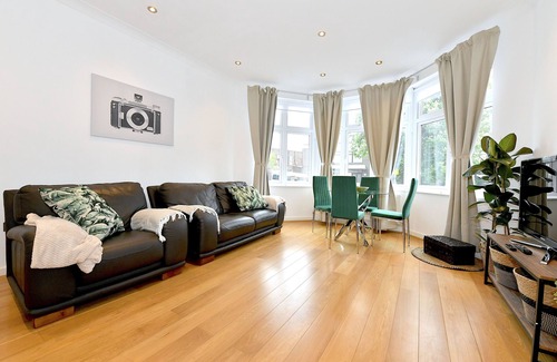 Finchley Church End Appartement | Hendon Escape- 2 bedroom, 3 Beds with en-suite Bath. Near Wembley Stadium