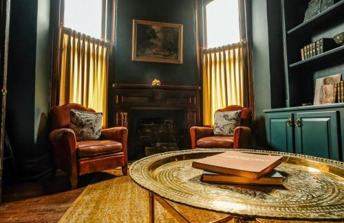 Rolling Mill Hill Maison | Henrie House I Luxury 4BR Downtown Historic Gem with Library & Patio