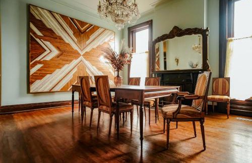 Rolling Mill Hill Maison | Henrie House I Luxury 4BR Downtown Historic Gem with Library & Patio