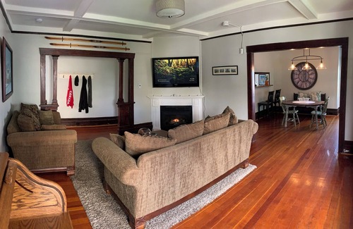 Central Lonsdale Appartement | Heritage Apartment w City and Mountain Views