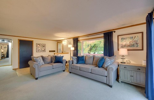 Duluth Maison | Hermantown Home with Decks, Grill and Hot Tub!