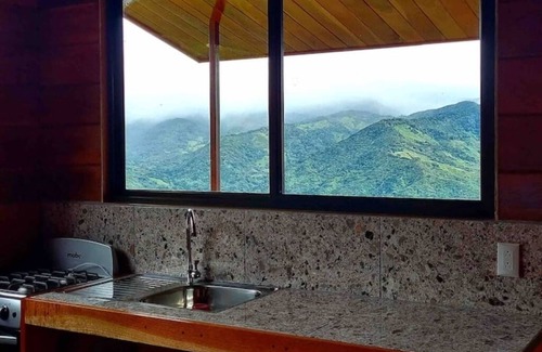 Monteverde Cabine | Hermosa cabina en Monteverde, perfecta para descasar con senderos y una torre