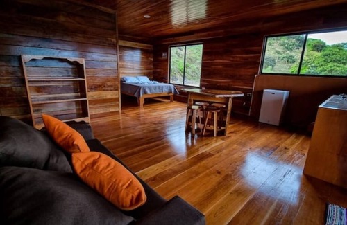 Monteverde Cabine | Hermosa cabina en Monteverde, perfecta para descasar con senderos y una torre