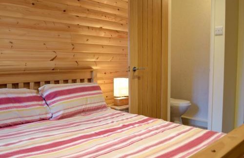 Rosebush Maison | Herons Log Cabin