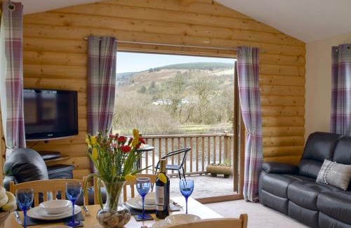 Rosebush Maison | Herons Log Cabin