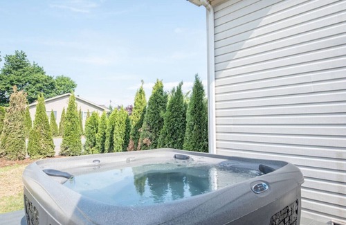 Mount Aetna Maison | Nature Haven: Pond, Pool, & Tub