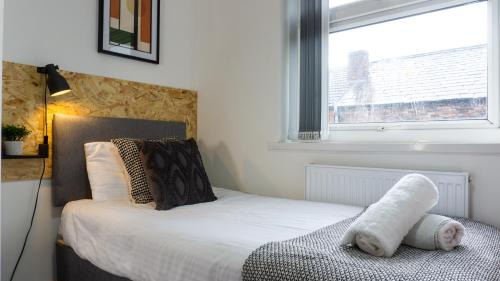 Everton Maison | Heyes House - Air Host & Stay - Free parking - Contractor Friendly
