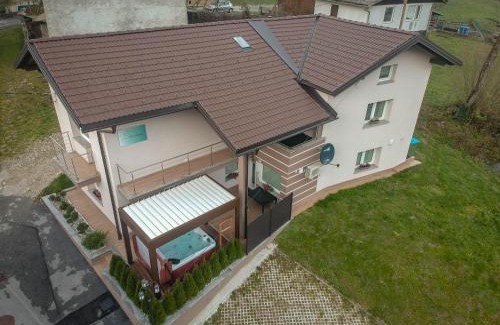 Kamno Maison | Hiša Bohinc z wellnessom