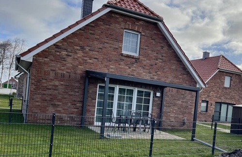 Hilgenriedersiel Maison | High-quality 100sqm vacation home for 6 people with fireplace and garden directly on the dike
