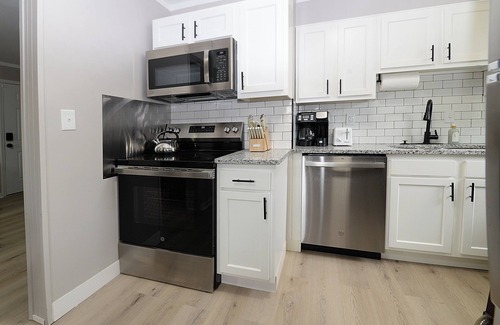Columbus Maison | Hiawatha Hideaway - Darling 2 BR w/Private Backyard