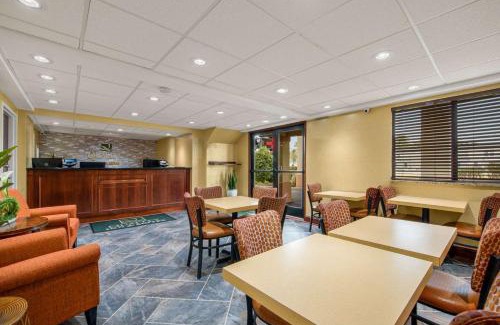 Galloway Maison | Hibiscus Inn & Suites
