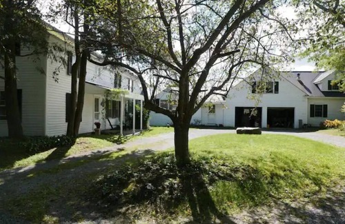 Rensselaerville Maison | Hickory Hill House: a country retreat, lovely gardens, trails, boats & tennis.