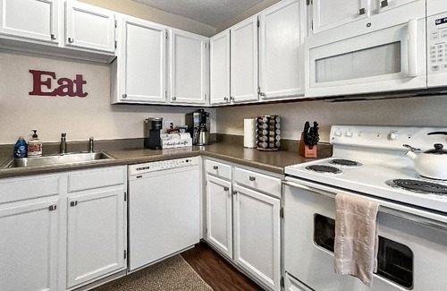 Rockrimmon Copropriété | Hidden Academy Gem! 2 BR, 1BA w/AC! Sleeps 5