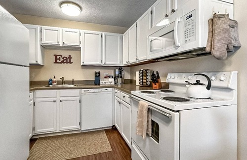 Rockrimmon Copropriété | Hidden Academy Gem! 2 BR, 1BA w/AC! Sleeps 5