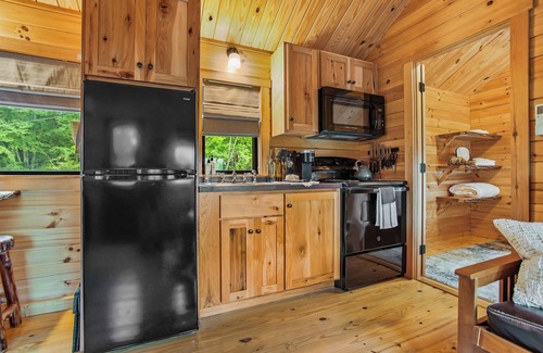 Shippenville Cabine | Hidden Creek Hideaway w/ Hot Tub & Views + Fire Pit