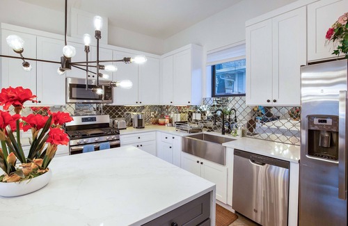 Swede Hill Maison | Hidden Downtown Gem- SwimSpa&FreeParking& Rooftop DT View; Walk2 Moody&UT&6th St