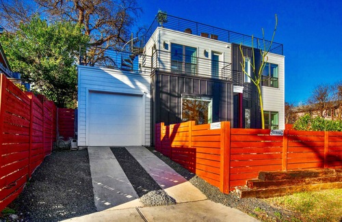Swede Hill Maison | Hidden Downtown Gem- SwimSpa&FreeParking& Rooftop DT View; Walk2 Moody&UT&6th St