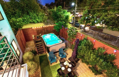 Swede Hill Maison | Hidden Downtown Gem- SwimSpa&FreeParking& Rooftop DT View; Walk2 Moody&UT&6th St