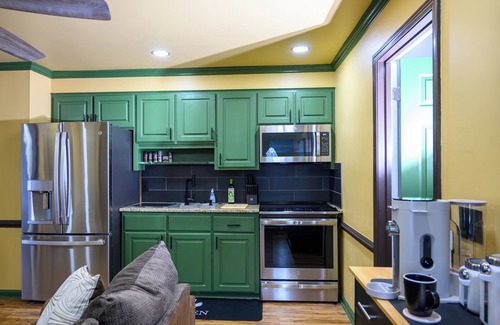 West Columbia Appartement | Hidden Gem 2BR, USC Visits & Ft. Jackson Grads 🪖Veteran-Owned 🪖