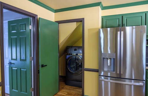West Columbia Appartement | Hidden Gem 2BR, USC Visits & Ft. Jackson Grads 🪖Veteran-Owned 🪖