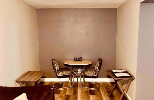 Overland Appartement | HIDDEN GEM!! 7 MINS TO AIRPORT W/ PRIVATE ENTRANCE