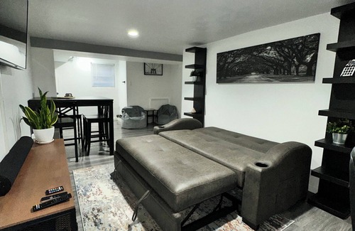 East Rockaway Maison | Hidden Gem: Modern Basement Apt