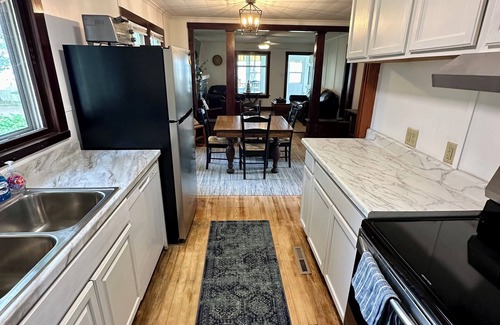 Dewittville Cottage | Charming lakefront 3-bedroom cottage in Dewittville Bay with basketball & pool!