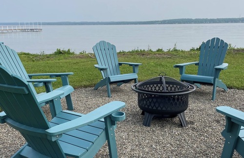 Dewittville Cottage | Charming lakefront 3-bedroom cottage in Dewittville Bay with basketball & pool!