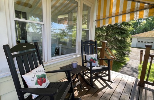 Dewittville Cottage | Charming lakefront 3-bedroom cottage in Dewittville Bay with basketball & pool!