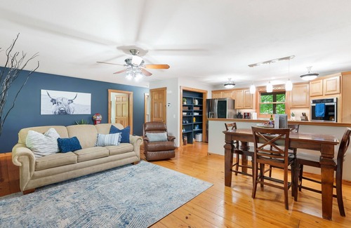 Turners Maison | Hidden Gem: Upscale Area, EV Charger, Firepit, Near HWY65 and I44