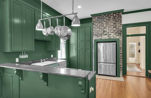 Savannah Victorian District Copropriété | Hidden Gem w/ Incredible Outdoor Living + Steps to Forsyth by Lucky Savannah