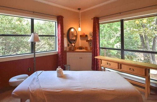 Brenham Cabine | Hidden Grove Secluded Cabin features a Private Hot Tub at Scenic Hill Retreat
