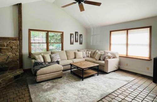 Brockton Maison | Hidden River Lodge at Hawk Mountain