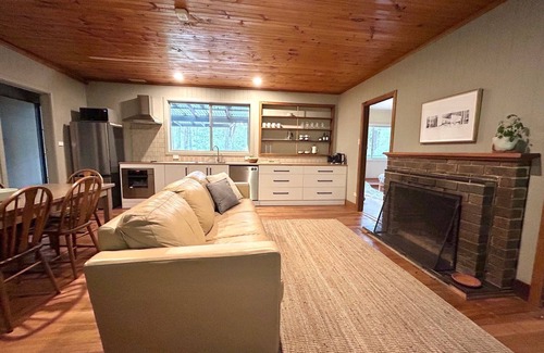 East Warburton Maison | Hidden River, relaxed house down along the river.