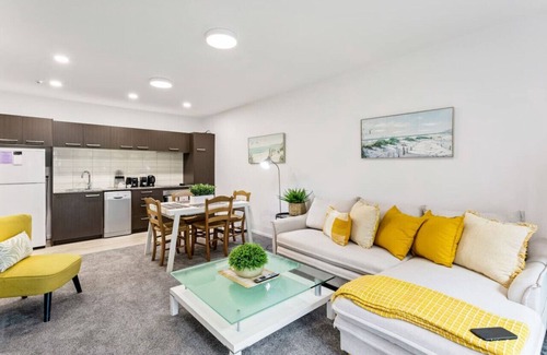 Takapuna Appartement | Hideaway Apartment with Pool & Free Parking