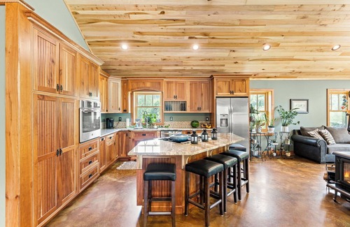 Montoursville Autre | Hideaway Farmhouse Suite on Signal Hill with Hot Tub