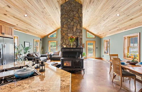 Montoursville Autre | Hideaway Farmhouse Suite on Signal Hill with Hot Tub