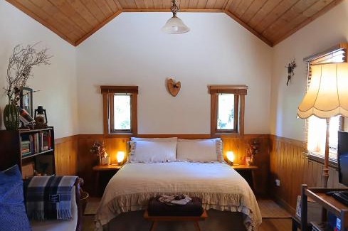 Penguin Maison | Hideaway Farmlet Romantic Cottage with Miniature Goats