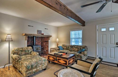 Higgins Lake Maison | Higgins Lake Area Cabin with Fire Pit and Yard!