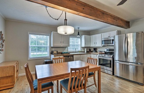 Higgins Lake Maison | Higgins Lake Area Cabin with Fire Pit and Yard!