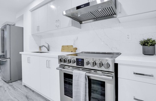 Caledon Maison | Modern Luxe ~8FT Ceiling ~Caledon Bsmt Apartment