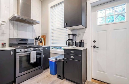 Wilmington Appartement | High end 1B apt, laundry, 10ft ceilings, king bed