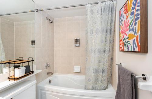 Downtown Mississauga Appartement | High-End 2BR 2BATH Condo-Steps to Square One Mall