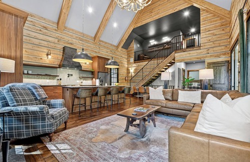East Ellijay Cabine | High-end custom cabin that sits on the Cartecay River, hot tub, firepit